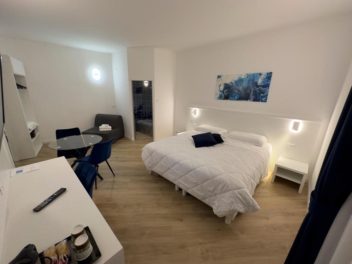 Hotel Smart Cruise チビタベッキア エクステリア 写真
