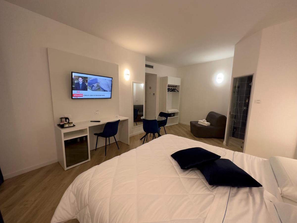 Hotel Smart Cruise チビタベッキア エクステリア 写真