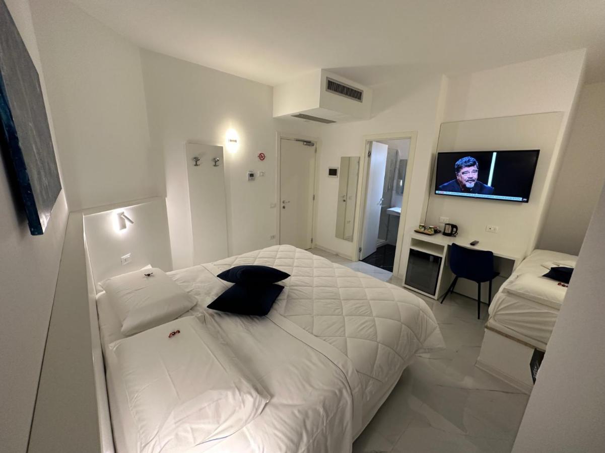 Hotel Smart Cruise チビタベッキア エクステリア 写真